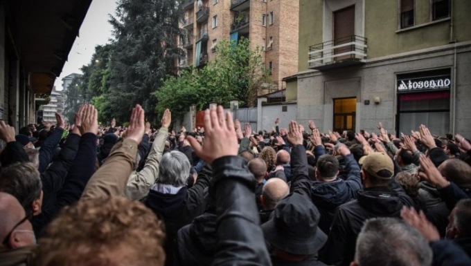 Il saluto romano non è reato se fatto durante una commemorazione