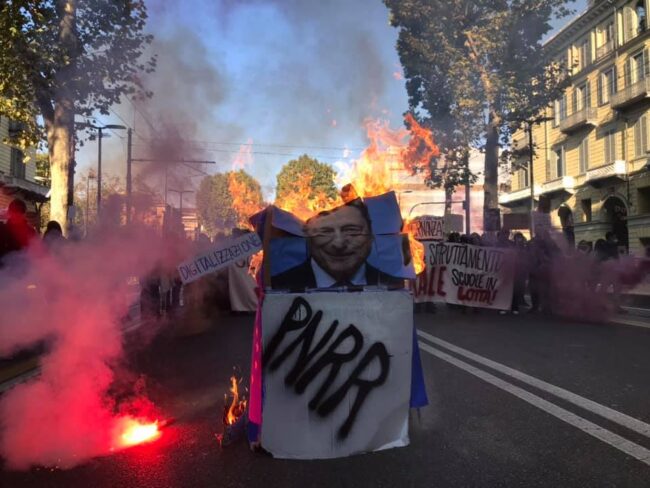 Sciopero generale: gli studenti “bruciano” Draghi