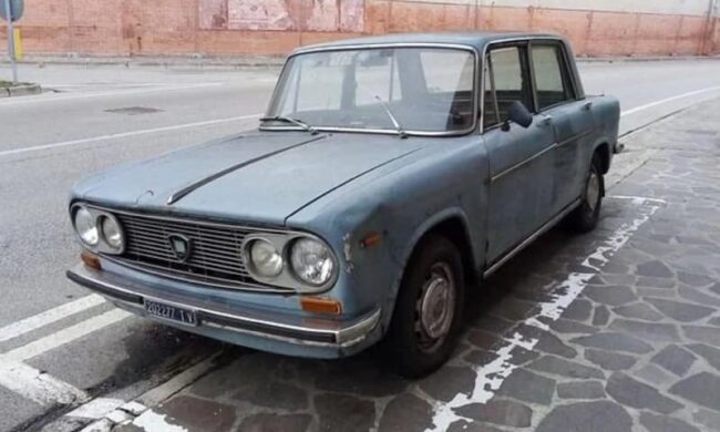 Parcheggiata nello stesso posto dal 1974: la mitica Lancia Fulvia  spostata dopo 47 anni