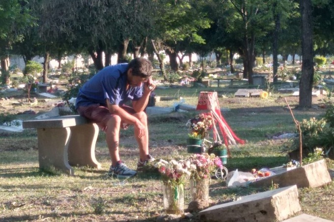 Il papà che ogni domenica segue le partite sulla tomba del figlio commuove il mondo