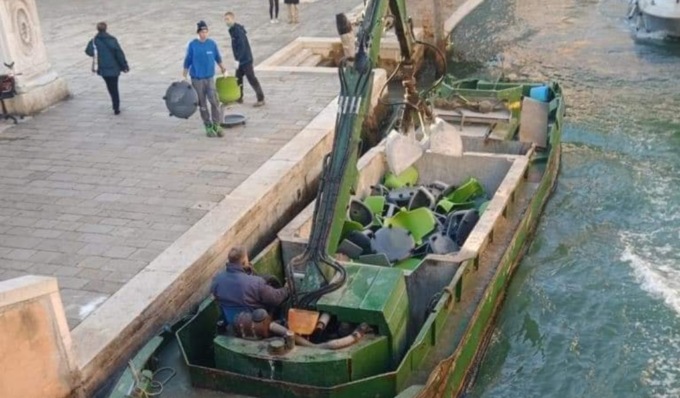 I banchi a rotelle nuovi di zecca finiscono in discarica