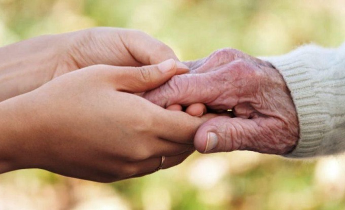 Vuole sposare la badante che ha la metà dei suoi anni: i figli bloccano le nozze