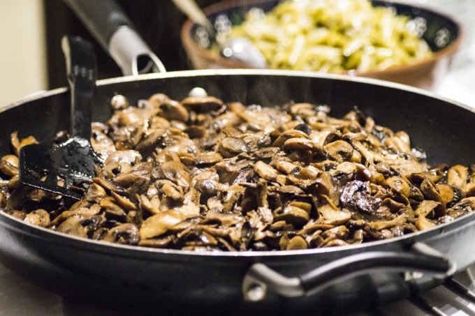 Raccolgono i funghi e li mangiano durante il pranzo della domenica: anziana muore avvelenata
