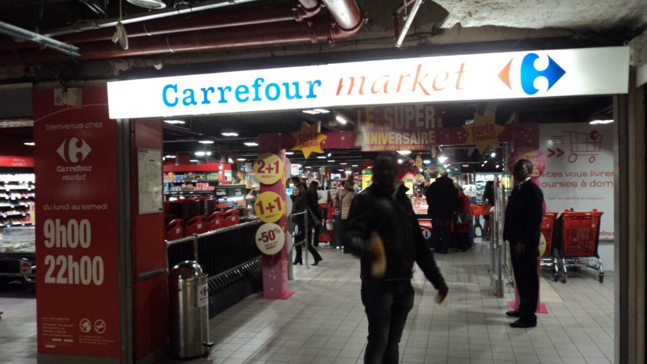 Carrefour cede cento supermercati. I sindacati: “Rischio 1.800 esuberi”