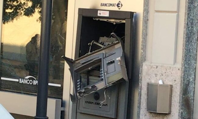 Ladri da strapazzo fanno esplodere il bancomat… e bruciano i soldi