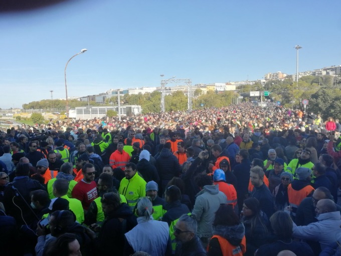 Green pass, il giorno più lungo. Ma le proteste non fermano il Paese
