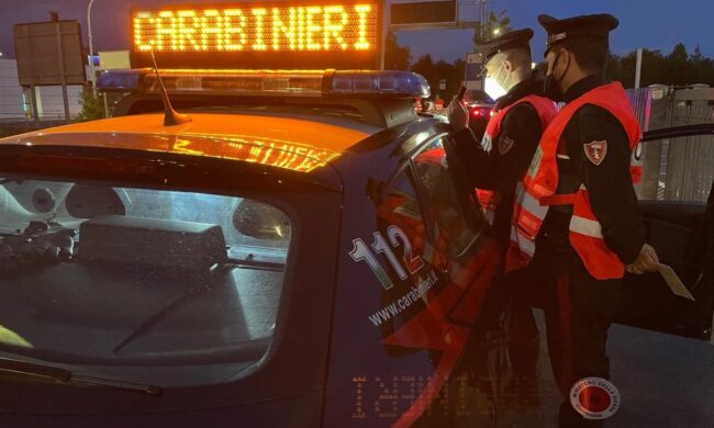 Lanciati in contromano in rotonda postano il video su Instagram, ma tra i followers ci sono… i Carabinieri