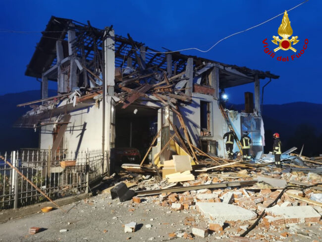 Esplode palazzina a Cuneo, forse fuga di gas: il video dei soccorsi