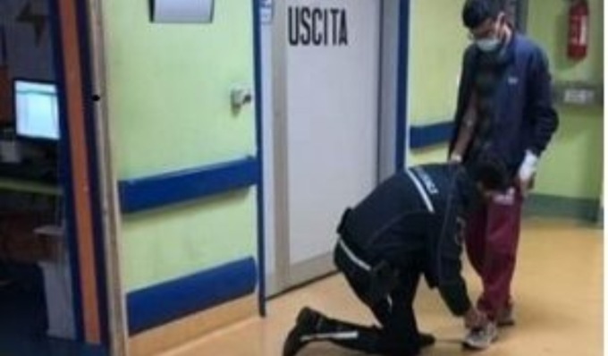 Il ragazzino ha le mani fasciate, lui gli allaccia le stringhe: vigile diventa un “eroe” del web