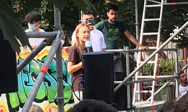A Milano è il giorno di Greta, corteo in diretta: “Il cambiamento è possibile”