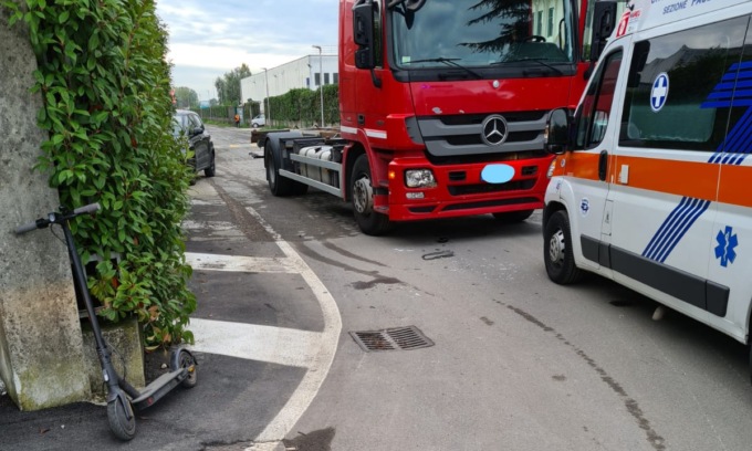 Si schianta col monopattino contro un Tir: ferita e… multata