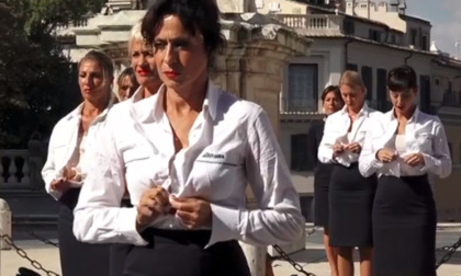 Hostess Alitalia si spogliano per protesta in Campidoglio