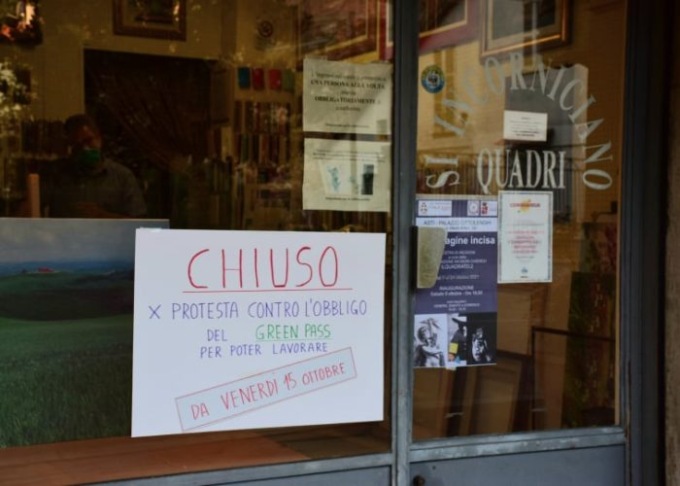 Negozi ribelli chiudono per Green pass e la farmacia invece non li stampa più