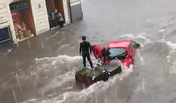 Maltempo Catania: gli impressionanti video degli automobilisti intrappolati in strada e dell’Università devastata da un’onda
