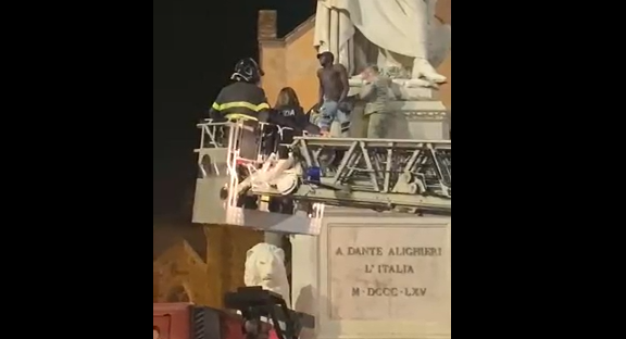 Si arrampica sulla statua di Dante a Firenze: tirato giù con una gru