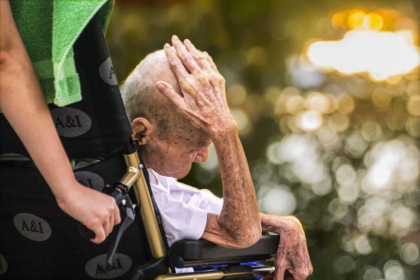 Sposato (senza saperlo) con la badante, che gli porta via 200mila euro e la casa