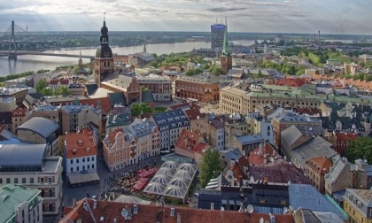La Lettonia torna in lockdown: solo metà della popolazione è vaccinata
