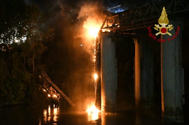Roma:  Ponte di ferro brucia sul Tevere. Il video dell’incendio