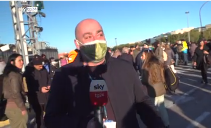 “Togliti la mascherina”. A Trieste manifestante provoca il giornalista