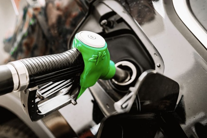 Benzina sempre più cara. E gli aumenti andranno avanti (almeno) sino a Natale