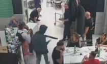 Il video della rapina shock al ristorante: banditi puntano i fucili contro i bambini