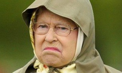 La regina Elisabetta rifiuta il premio Anziano dell'anno: "No grazie, non sono vecchia"