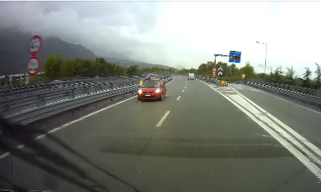 In Superstrada in contromano: il video shock dell’auto che t’arriva contro