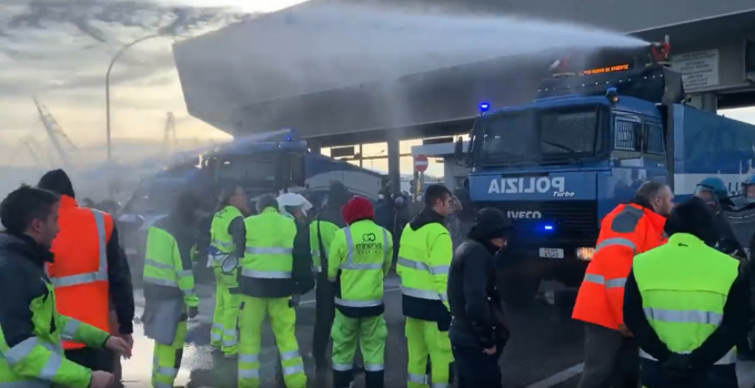 Trieste: sgomberato il porto tra idranti, cariche e lacrimogeni
