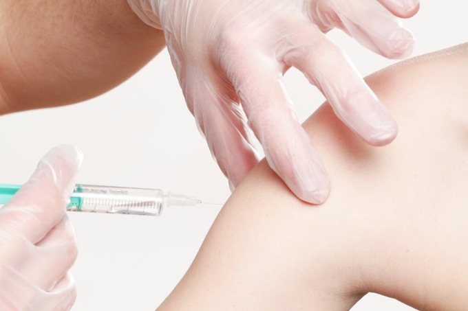 Offrivano droga ai tossicodipendenti per farsi vaccinare al loro posto e avere il Green Pass