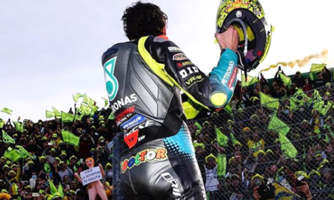 La marea gialla per l’ultimo gran premio di Valentino Rossi in Italia: le emozioni di Misano