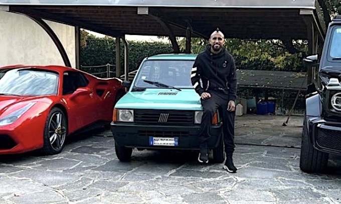 Il sogno del calciatore? Una Panda verde. L’interista Vidal scorrazza  per Como con il suo nuovo “bolide”