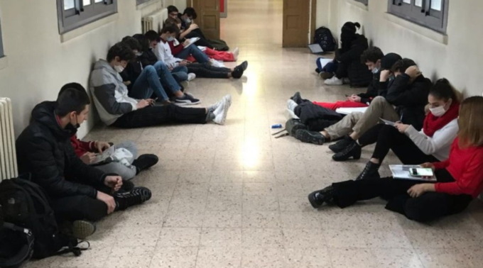 Studenti in gonna contro la violenza sulle donne. Il prof li allontana dall’aula, ma la preside caccia lui