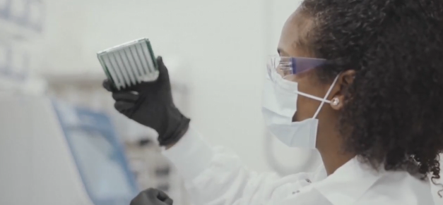 Variante Omicron: per il presidente dei medici del Sudafrica “provoca una malattia leggera con sintomi lievi”