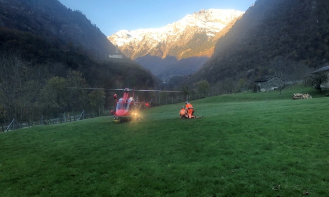 Precipita mentre aggancia un tronco all’elicottero e muore