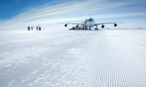 Il primo volo commerciale atterra in Antartide: inizia una nuova era del turismo estremo?