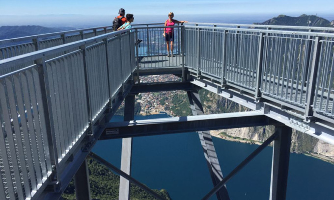 La spettacolare passerella sospesa nel vuoto sopra il lago di Lecco