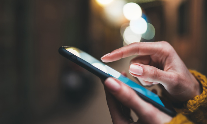 Accessi anomali al conto corrente, non aprite quell’sms: cos’è lo smishing