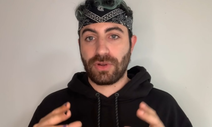 L’ultima dello youtuber Social Boom:  si finge diabetico per entrare a una fiera col Green pass… di un altro