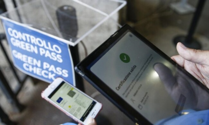 Migliaia di Green pass finiscono online: come è stato possibile e cosa può succedere ora