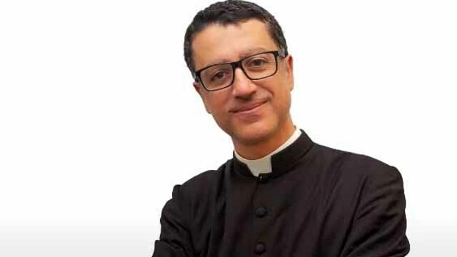 Don Giuseppe Agnello, il prete No vax che parla di “pandemia voluta dai potenti” e che paragona i tamponi al pizzo