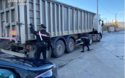 Non si accorge che sul camion stava trasportando 12 profughi afghani