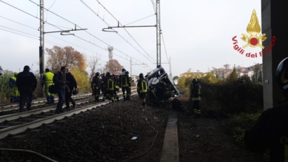 Furgone precipita dall’autostrada sulla ferrovia mentre passa il treno: morti due ragazzi disabili