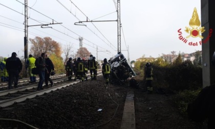 Furgone precipita dall’autostrada sulla ferrovia mentre passa il treno: morti due ragazzi disabili
