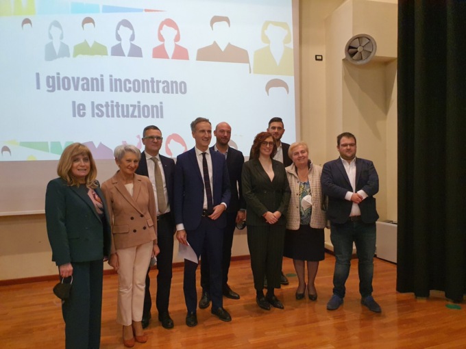 I giovani incontrano le istituzioni: “Chiediamo più garanzie per il futuro”  