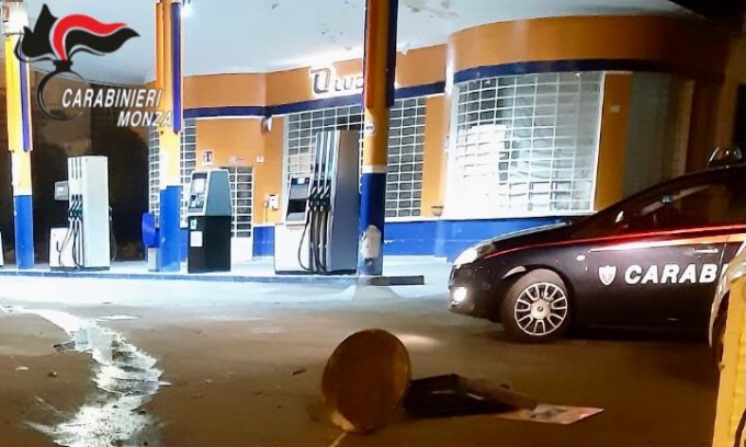 Ubriaco distrugge un’aiuola: i carabinieri lo beccano seguendo la scia d’olio come Pollicino
