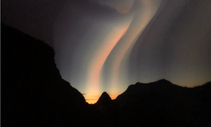 La spettacolare aurora boreale sulle vette… della Valtellina