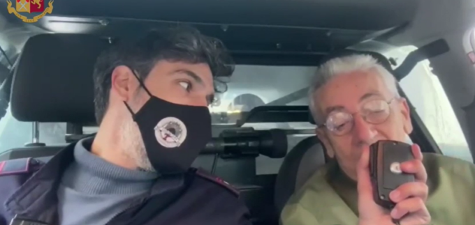 “Pronto, Polizia? Non posso ritirare la pensione” e la volante lo porta in Posta