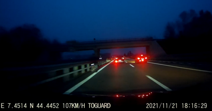 Il video del folle in contromano in tangenziale… in bicicletta