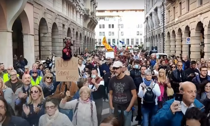 L’illusione di Padova che vuol consentire i cortei No vax, ma solo con… mascherina e distanziamento