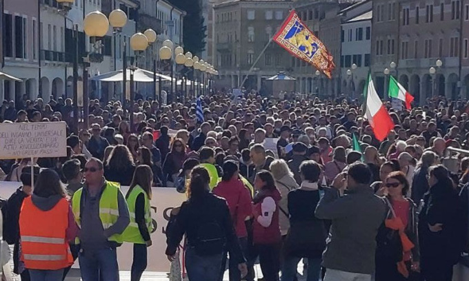 Cortei No Vax come i “varicella party”: da Padova a Trieste siamo tornati ai contagi di maggio